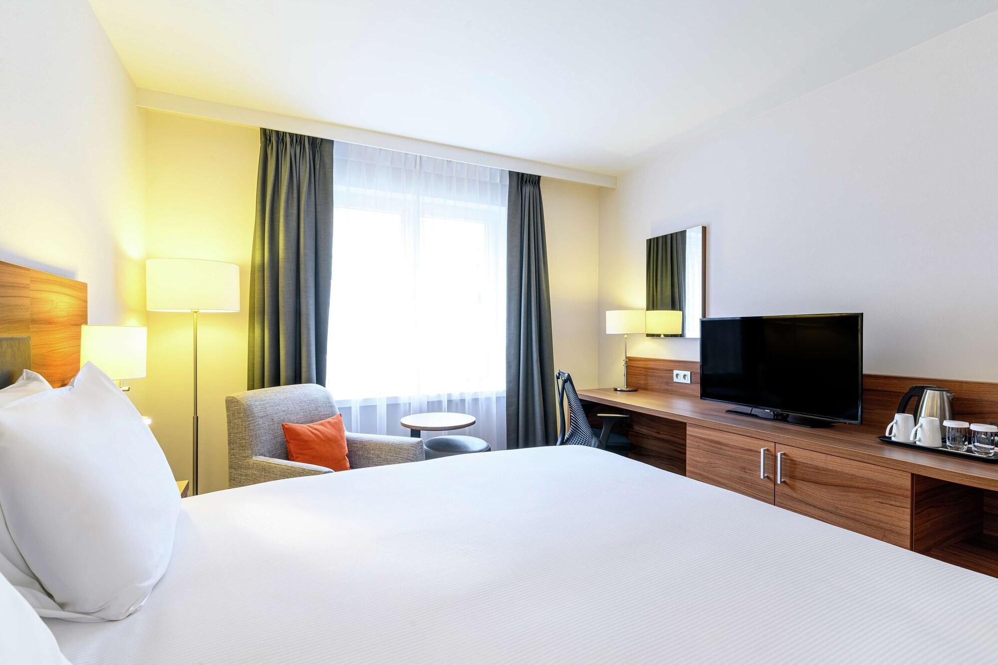 Hilton Garden Inn Brussels City Centre Экстерьер фото