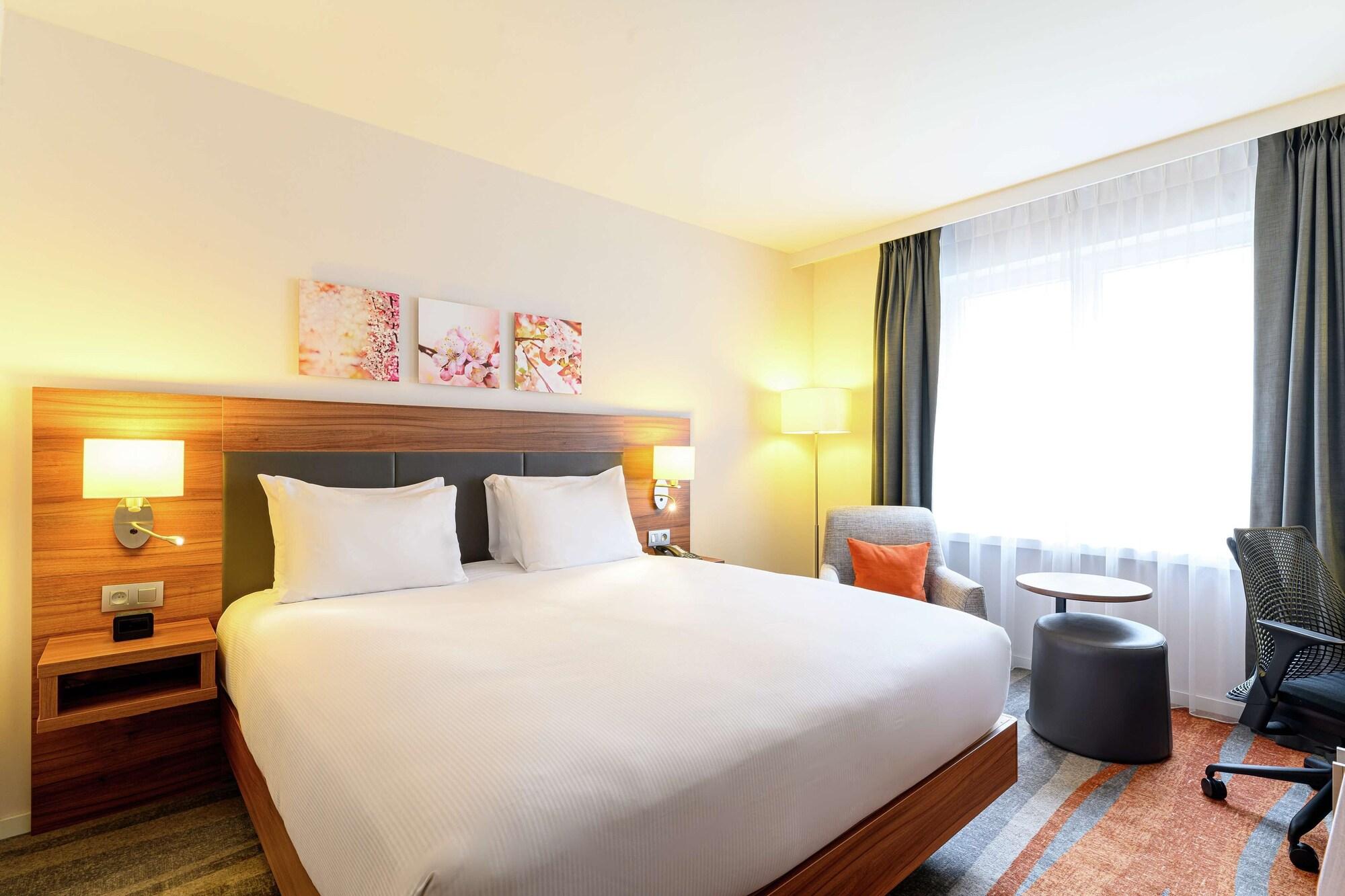 Hilton Garden Inn Brussels City Centre Экстерьер фото